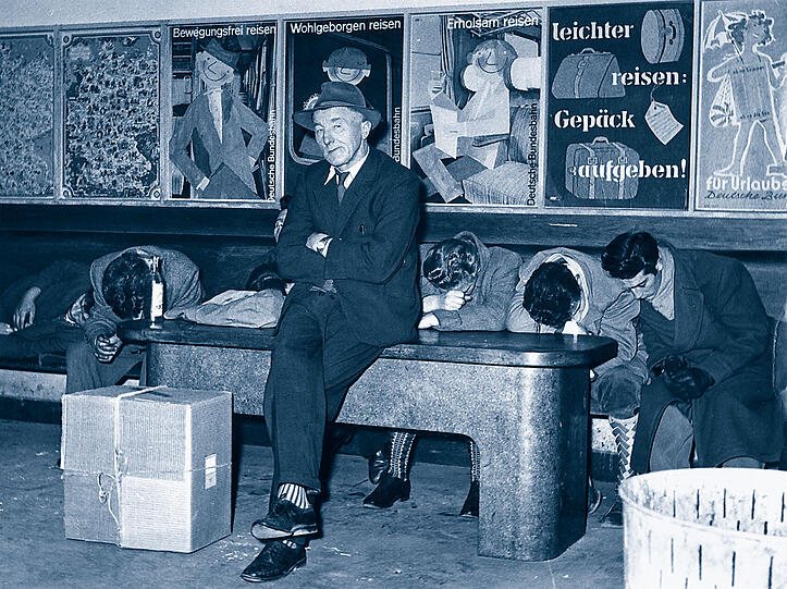 Abgestürzt und hängen geblieben: Müde Nachtbummler nach einem anstrengenden Abend im Münchner &bdquo;Fleisch-Topf&ldquo;. Das Foto entsteht 1958 im Wartesaal dritter Klasse am Münchner Hauptbahnhof.