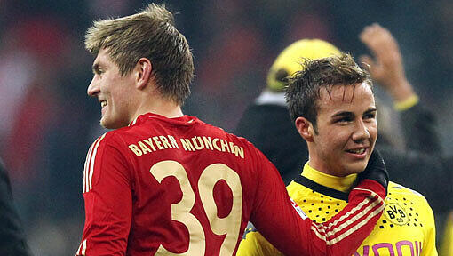 Götze besitzt in Dortmund zwar noch bis 2016 einen
Vertrag, kann den BVB aber für eine festgeschriebene Ablösesumme von
angeblich 37 Millionen Euro verlassen. Götze besitzt in Dortmund zwar noch bis 2016 einen
Vertrag, kann den BVB aber für eine festgeschriebene Ablösesumme von
angeblich 37 Millionen Euro verlassen.