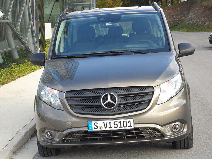 Der neue Vito Tourer hat Platz für bis zu neun Passagiere und deren Gepäck.