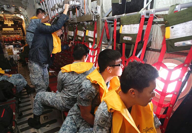 Suchtrupps haben Wrackteile der vermissten AirAsia-Maschine entdeckt. Die Maschine stürzte ins Meer.