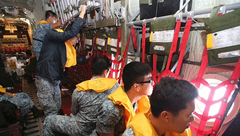 Suchtrupps haben Wrackteile der vermissten AirAsia-Maschine entdeckt. Die Maschine stürzte ins Meer. Suchtrupps haben Wrackteile der vermissten AirAsia-Maschine entdeckt. Die Maschine stürzte ins Meer.