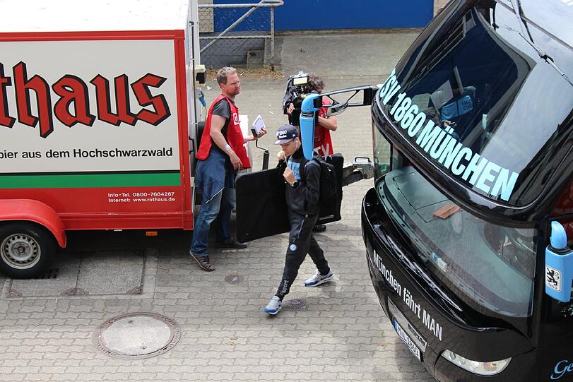 Die ersten Bilder aus Karlsruhe.
