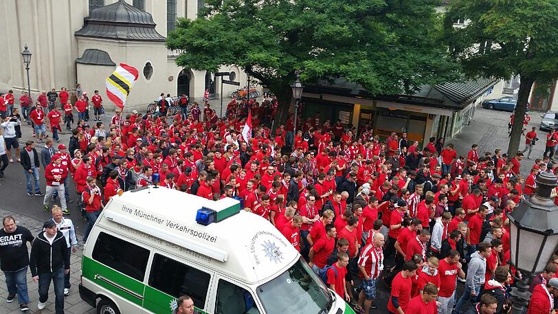 Derby-Stimmung in München: Unter Beobachtung der Polizei versammelten sich die Bayernfans am Vormittag im Tal. Vor dem Grünwalder Stadion kamen die Löwenfans dazu. Rund Tausend Polizisten sind im Einsatz.