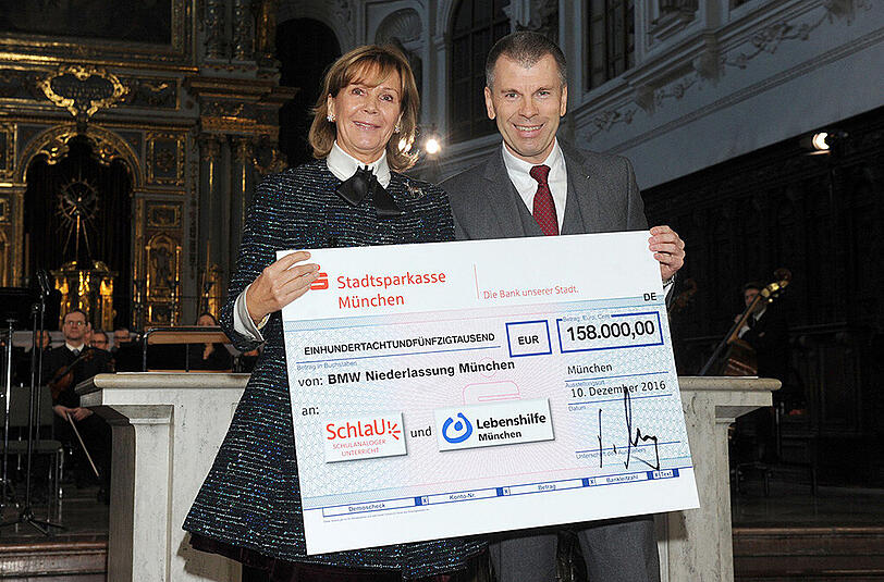 Prinzessin Ursula von Bayern (Schirmherrin) und  Peter Mey (Leiter der BMW Niederlassung München)präsentieren den Scheck. Stolze 158.000 Euro sind für den guten Zweck zusammen gekommen.