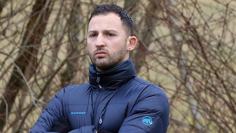 Domenico Tedesco schloss die Ausbildung zum Fußballlehrer im März 2016 als Jahrgangsbester mit der Note 1,0 ab - vor Hoffenheims Chefcoach Julian Nagelsmann. Domenico Tedesco schloss die Ausbildung zum Fußballlehrer im März 2016 als Jahrgangsbester mit der Note 1,0 ab - vor Hoffenheims Chefcoach Julian Nagelsmann.
