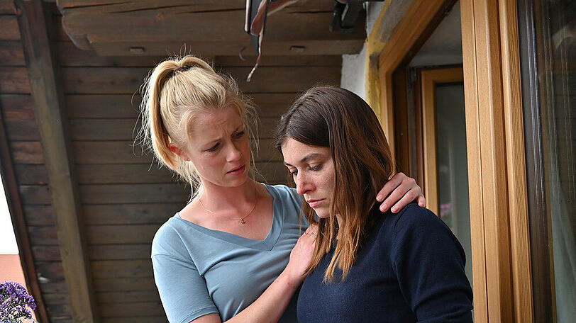 "Marie fängt Feuer: Alles oder nichts": Marie (Christine Eixenberger, l.) hat bei Angie (Sylta Fee Wegmann) übernachtet, nachdem diese von einem Stalker verfolgt wurde
