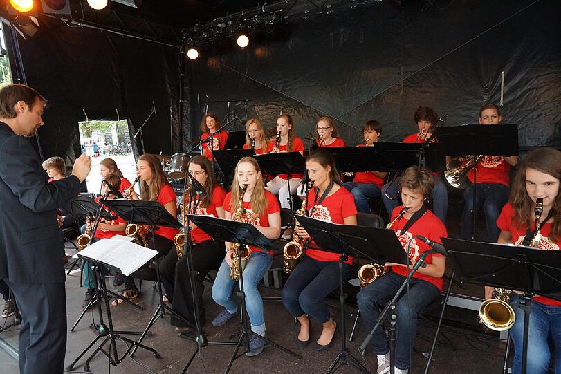 Die Big Band vom Dante-Gymnasium hatte den ersten musikalischen Auftritt am neuen Harras.