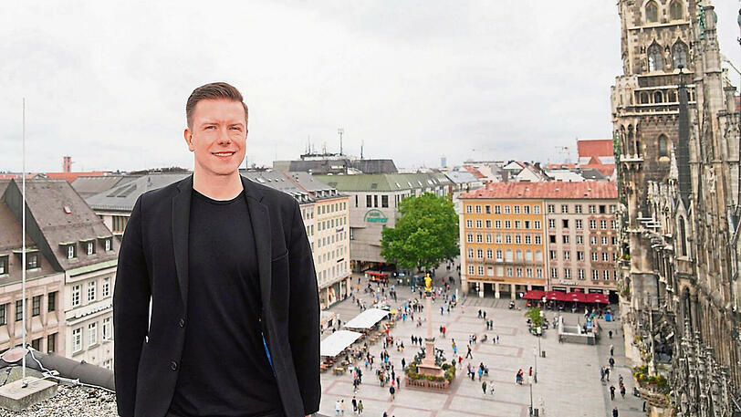 Christian Greiner auf dem Dach seines Kaufhauses. Von hier kann er den ganzen Marienplatz überblicken.