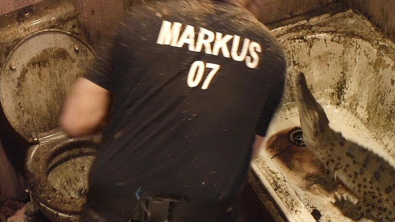 Dschungelprüfung "Ge-Fahrstuhl". Im dritten Raum langt Markus Reinecke nach einem Stern, der in einer dreckigen Badewanne, direkt vor dem Maul eines Krokodils, liegt. Plötzlich schnappt das Reptil nach Markus und dieser zuckt erschrocken zurück.