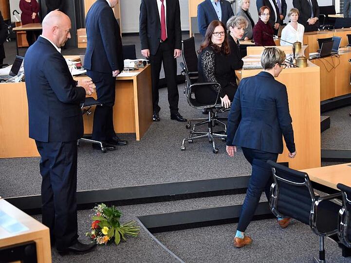 Die Thüringer Linken-Chefin Susanne Hennig-Wellsow wurde bundesweit bekannt, nachdem sie Thomas Kemmerich einen Blumenstrauß vor die Füße geworfen hatte.