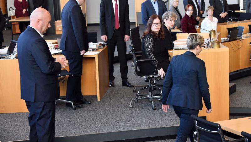 Die Thüringer Linken-Chefin Susanne Hennig-Wellsow wurde bundesweit bekannt, nachdem sie Thomas Kemmerich einen Blumenstrauß vor die Füße geworfen hatte. Die Thüringer Linken-Chefin Susanne Hennig-Wellsow wurde bundesweit bekannt, nachdem sie Thomas Kemmerich einen Blumenstrauß vor die Füße geworfen hatte.