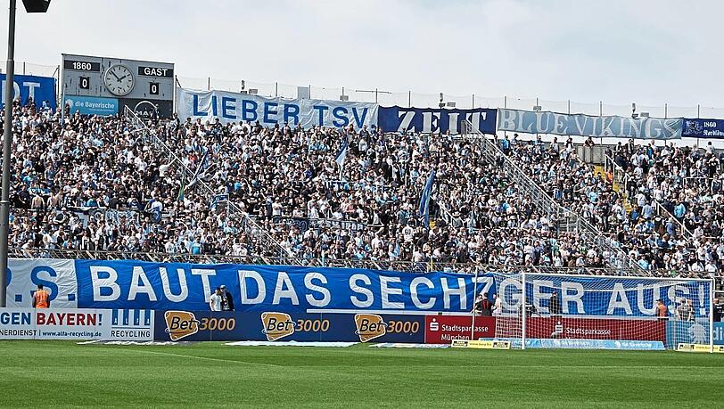 "Baut das Sechzger aus!", fordern die Fans von der Stadt (als Vermieter) und den Löwen (als Initiatoren).  Foto: sampics/Augenklick