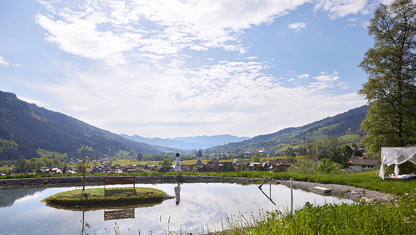 Großer Naturpark mit Teich, Biergarten, Naturschatten. Großer Naturpark mit Teich, Biergarten, Naturschatten.