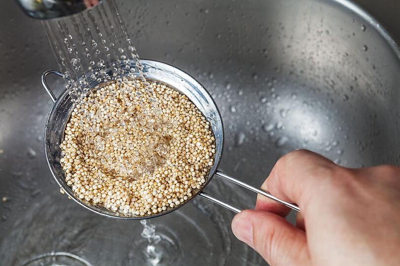 Haferflocken lassen sich gut durch Quinoa-Flocken ersetzen. Quinoa - ebenso wie Amarant - ist eine hochwertige Eiwei&szlig;quelle und eignet sich in Flockenform ideal f&uuml;r Fr&uuml;hst&uuml;cksbrei. Wenn Sie morgens etwas mehr Zeit haben, kochen Sie das Pseudogetreide am besten als ganzes Korn. Daf&uuml;r sp&uuml;len Sie zuerst eine Tasse Quinoa in einem Sieb gr&uuml;ndlich ab, um die Bitterstoffe loszuwerden.