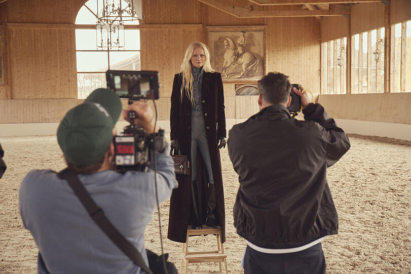 Hinter den Kulissen beim Shooting auf Schloss Amerang im April: Als Kampagnen-Gesicht entschied sich das M&uuml;nchner Luxus-Label Aigner bei seiner aktuellen Herbst/Winter-Kollektion f&uuml;r Model Franziska Knuppe.