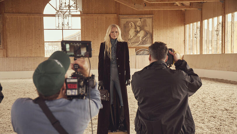 Hinter den Kulissen beim Shooting auf Schloss Amerang im April: Als Kampagnen-Gesicht entschied sich das Münchner Luxus-Label Aigner bei seiner aktuellen Herbst/Winter-Kollektion für Model Franziska Knuppe. Hinter den Kulissen beim Shooting auf Schloss Amerang im April: Als Kampagnen-Gesicht entschied sich das Münchner Luxus-Label Aigner bei seiner aktuellen Herbst/Winter-Kollektion für Model Franziska Knuppe.