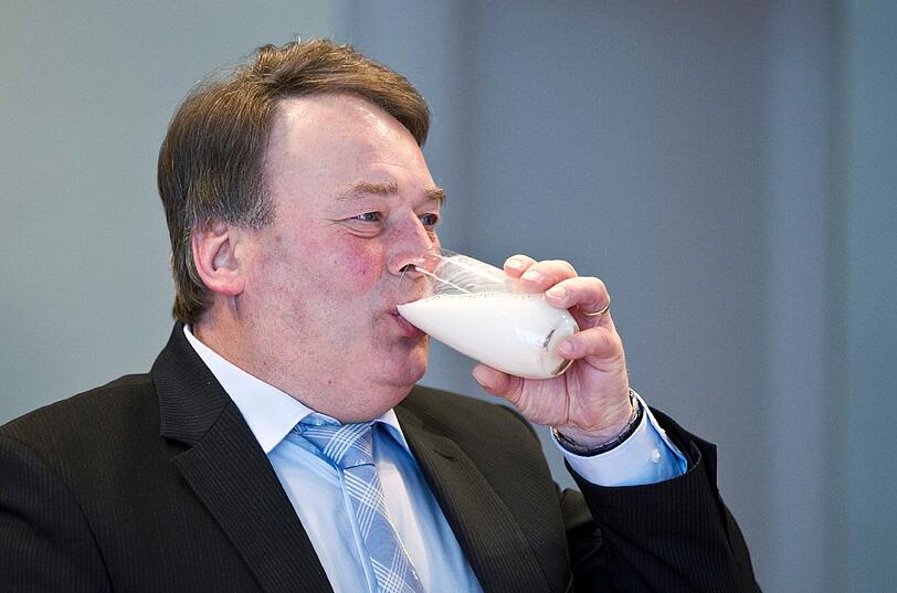 Bayerns Landwirtschaftsminister Helmut Brunner (CSU) trinkt in der Staatskanzlei in Muenchen vor Beginn einer Kabinettssitzung ein Glas Milch (Foto vom 08.02.12).