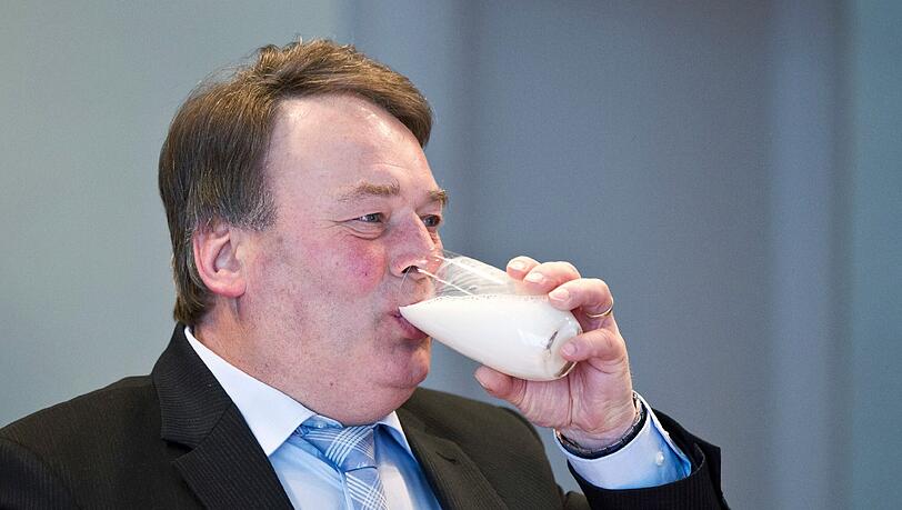 Bayerns Landwirtschaftsminister Helmut Brunner (CSU) trinkt in der Staatskanzlei in Muenchen vor Beginn einer Kabinettssitzung ein Glas Milch (Foto vom 08.02.12). Bayerns Landwirtschaftsminister Helmut Brunner (CSU) trinkt in der Staatskanzlei in Muenchen vor Beginn einer Kabinettssitzung ein Glas Milch (Foto vom 08.02.12).
