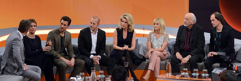 Moderator Markus Lanz (v.l.) neben seinen Gästen Nena  Gabriele Susanne Kerner), Florian David Fitz, Heino Ferch, Maria Furtwaengler, Helene Fischer, Karl Dall und Olaf Schubert (v.l.).
