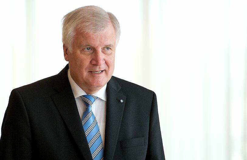 Regierung: Klar, Bayern hat seit den Landtagswahlen wieder eine rein schwarze Regierung. Die CSU ist allgegenwärtig. Ministerpräsident Seehofer hat aber derzeit ganz schön mit Skandalen und Baustellen zu kämpfen. Stichworte: Verwandten-Affäre, Modellauto-Affäre, Pkw-Maut.