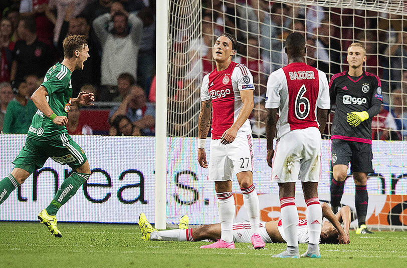 Ajax kann's nicht fassen. Gegen den Außenseiter aus Wien drei Tore kassiert und aus der Champions-League-Quali ausgeschieden.