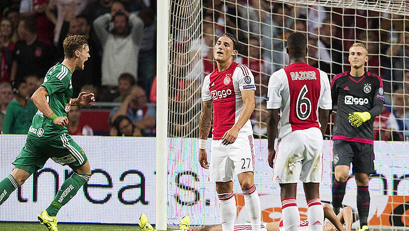Ajax kann's nicht fassen. Gegen den Außenseiter aus Wien drei Tore kassiert und aus der Champions-League-Quali ausgeschieden. Ajax kann's nicht fassen. Gegen den Außenseiter aus Wien drei Tore kassiert und aus der Champions-League-Quali ausgeschieden.