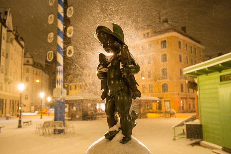Er hält die Stellung auch bei Schneetreiben: Der Fischerbuberl-Brunnen am Wiener Platz.