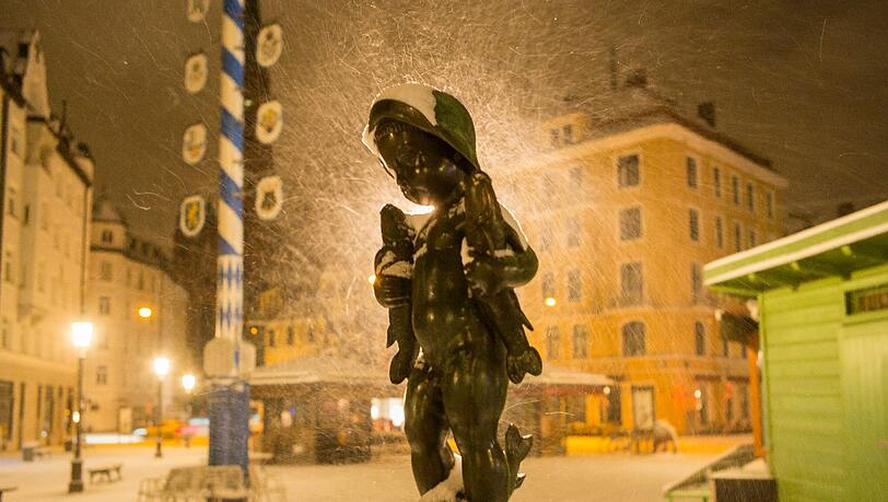 Er hält die Stellung auch bei Schneetreiben: Der Fischerbuberl-Brunnen am Wiener Platz. Er hält die Stellung auch bei Schneetreiben: Der Fischerbuberl-Brunnen am Wiener Platz.