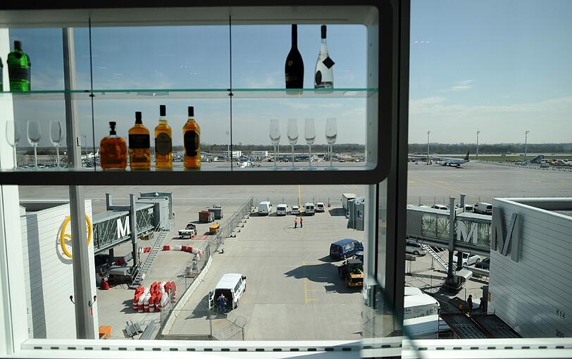 Hochprozentiges Flughafen-Panorama: Blick aus der Business-Class-Lounge im neuen Satelliten-Terminal.