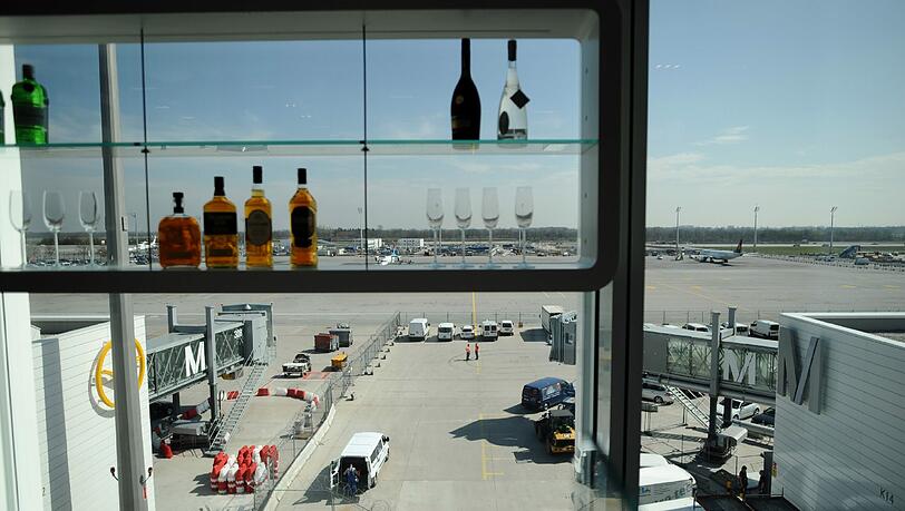 Hochprozentiges Flughafen-Panorama: Blick aus der Business-Class-Lounge im neuen Satelliten-Terminal. Hochprozentiges Flughafen-Panorama: Blick aus der Business-Class-Lounge im neuen Satelliten-Terminal.
