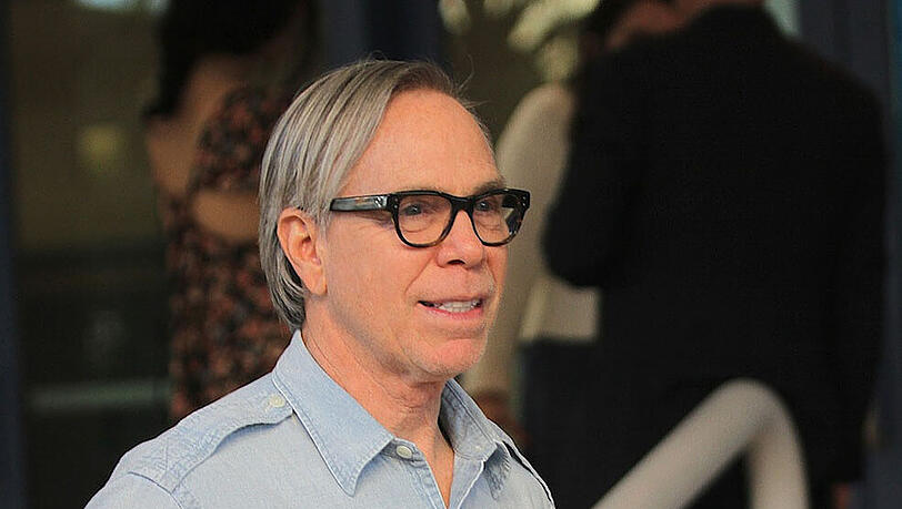 Tommy Hilfiger hat seine seine Jeans aus dem Kofferraum auf dem Schulparkplatz verkauft Tommy Hilfiger hat seine seine Jeans aus dem Kofferraum auf dem Schulparkplatz verkauft