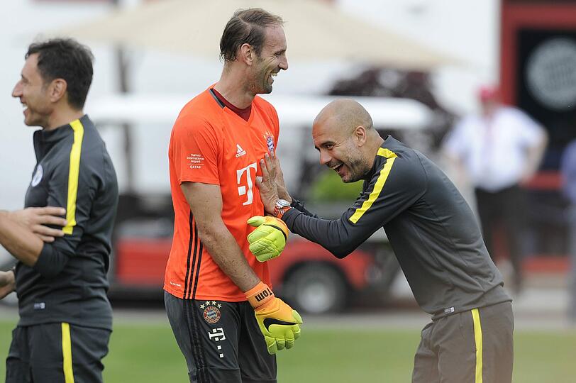 Für einen Spaß mit Ersatz-Keeper Tom Starke ist Guardiola auch zu haben.