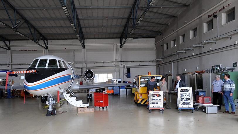Eine Halle am Flughafen in Oberpfaffenhofen. Von hier aus starten auch viele Forschungsflugzeuge. Eine Halle am Flughafen in Oberpfaffenhofen. Von hier aus starten auch viele Forschungsflugzeuge.