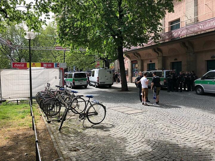 Die Polizei mit den beiden Löwen-Anhängern am Sendlinger Tor.