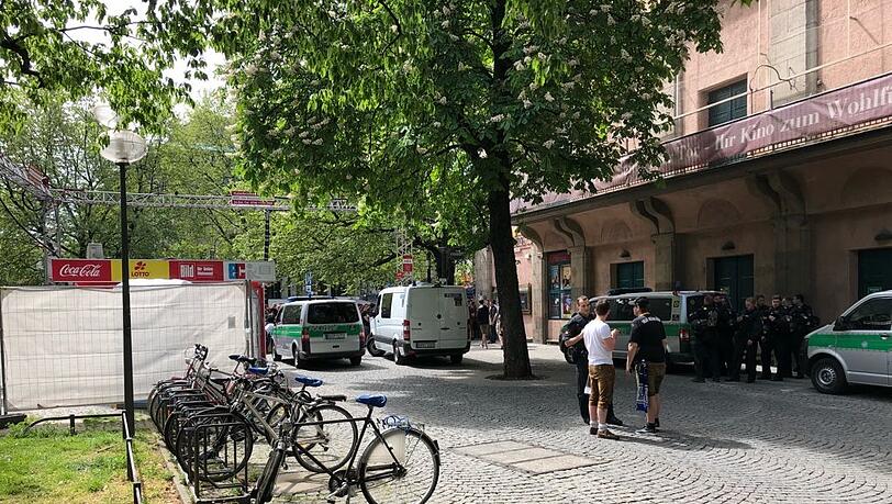Die Polizei mit den beiden Löwen-Anhängern am Sendlinger Tor. Die Polizei mit den beiden Löwen-Anhängern am Sendlinger Tor.