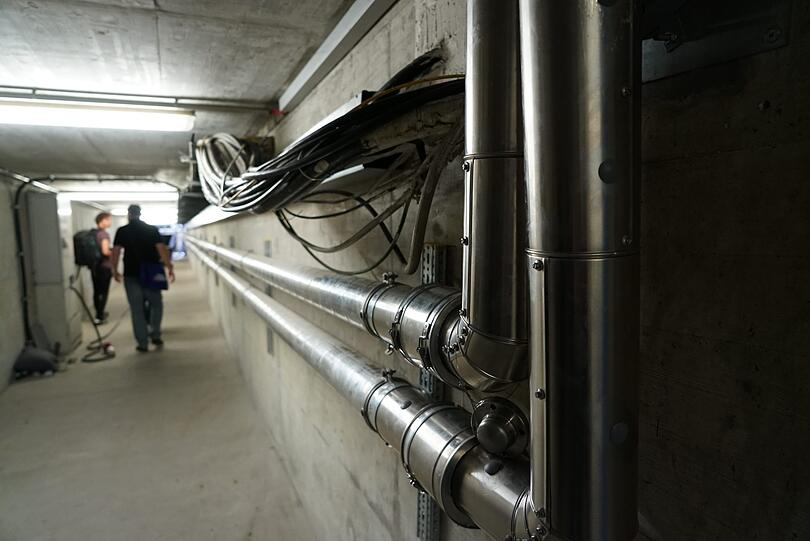 Hier fließt das Bier in den Innenraum des Stadions zu den Ausschankstellen.