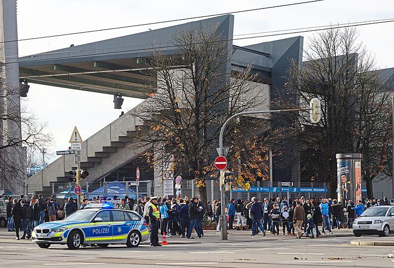Die Löwen-Fans schwören sich friedlich auf das Derby gegen den ungeliebten Lokalrivalen ein.