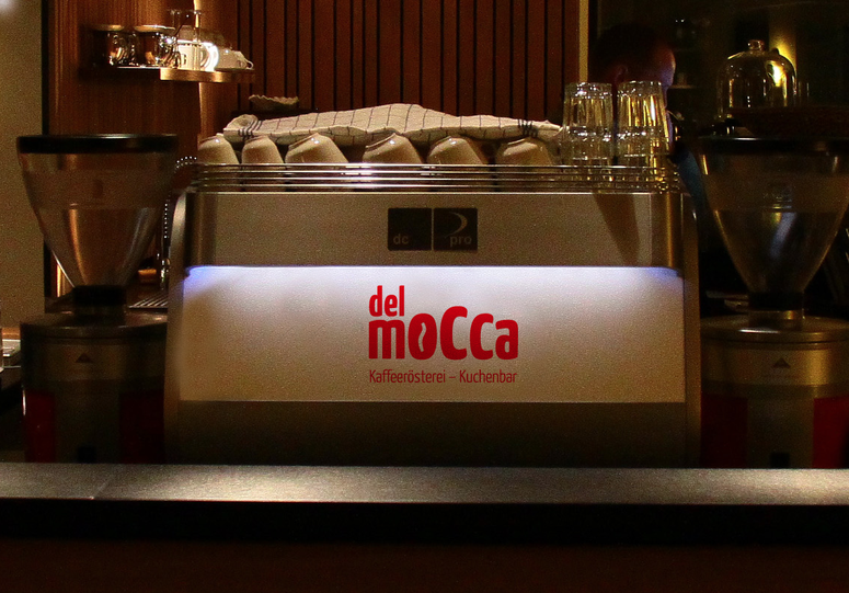 Das Herzstück des delmocca: die Kaffeemaschine, die fleißig für frisch gebrühten Kaffee sorgt.