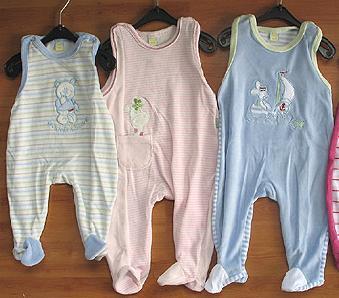 Gebrauchte Babysachen gibt es beim Flohmarkt.