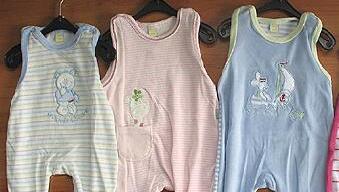 Gebrauchte Babysachen gibt es beim Flohmarkt. Gebrauchte Babysachen gibt es beim Flohmarkt.