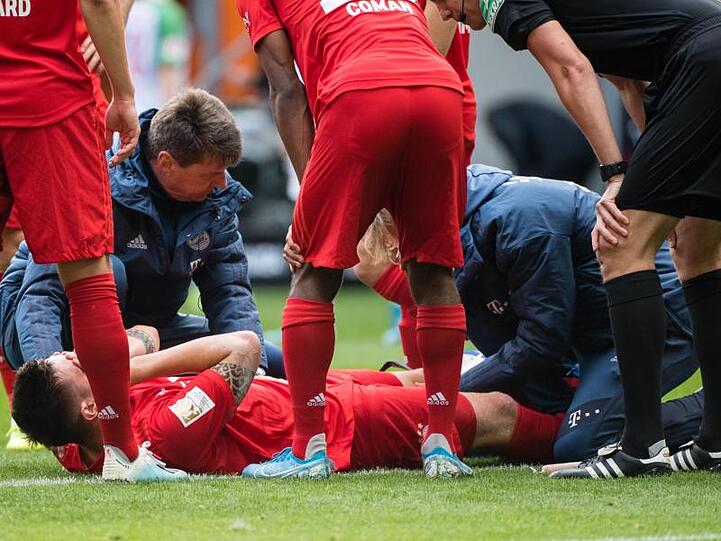 Niklas Süle vom FC Bayern München wird von den Teamärzten behandelt. Foto: Matthias Balk/dpa