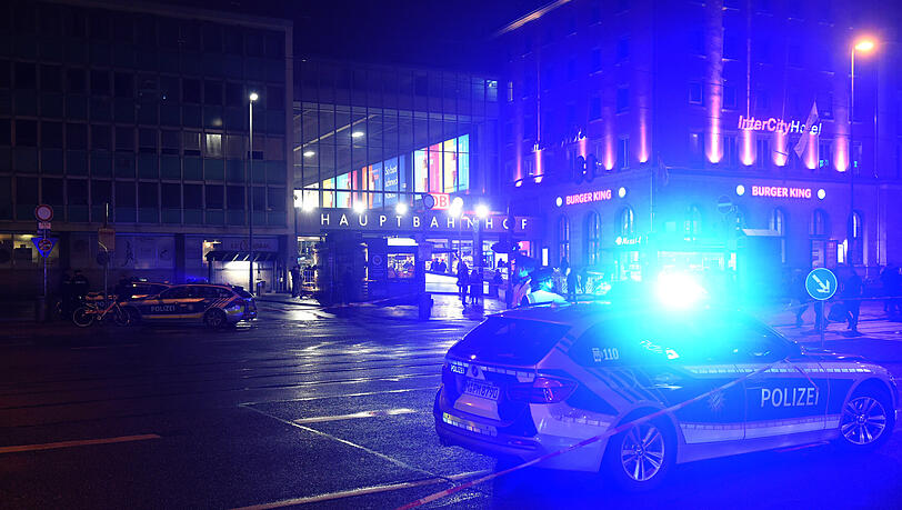 Ein Polizeiauto steht am Münchner Hauptbahnhof (Symbolbild)