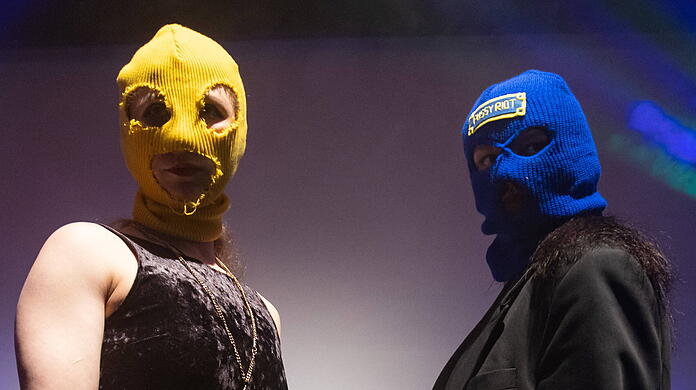 Pussy Riot auf der Bühne: Maria "Mascha" Aljochina und Olga Bordisova.