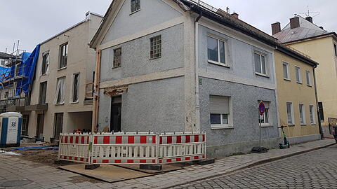 Der Neubau ist schon erkennbar: In der Sommerstraße 54 entstehen möblierte Apartments. Das Vordergebäude ist denkmalgeschützt. Rechts in Gelb grenzt die Nummer 52 an. Auch auf diesem Grund wird neu gebaut.