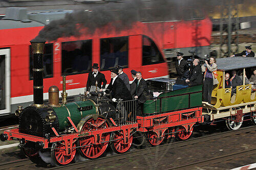 Die frisch restaurierte Adler-Lokomotive unter Volldampf auf der Erstfahrt von Nürnberg nach Fürth am 26. April 2008 &ndash; an Bord waren jede Menge Ehrengäste.