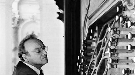 Karl Richter 1977 an der Orgel in Ottobeuren.