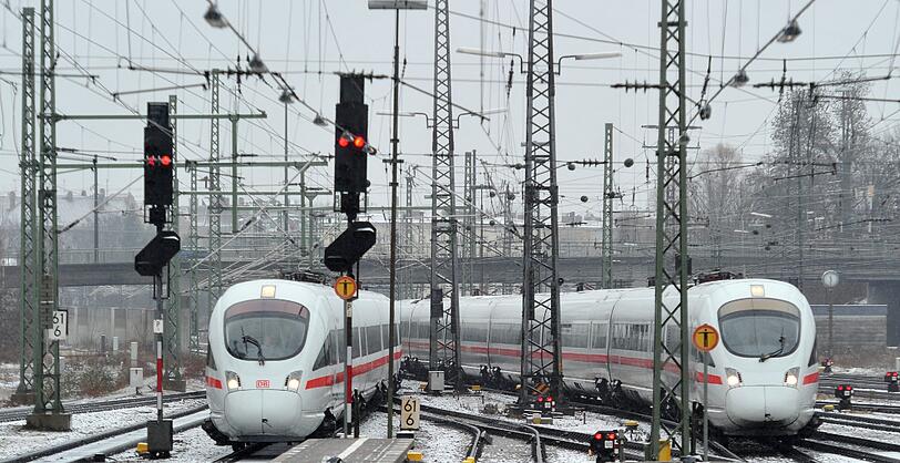 Zwei ICE der Deutschen Bahn fahren nebeneinander am Samstag (10.12.2011) im Bahnhof Augsburg (Schwaben) ein. Mit der Parallelfahrt der beiden Züge nahm die Bahn offiziell die vierspurige Strecke von Augsburg nach München in Betrieb.