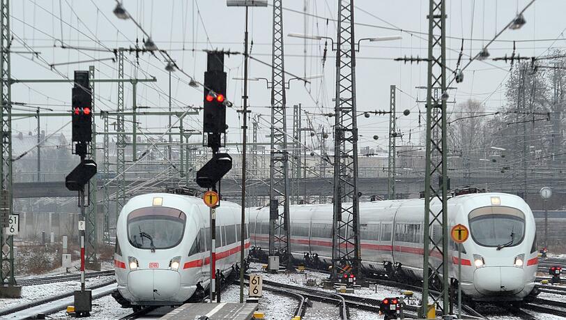 Zwei ICE der Deutschen Bahn fahren nebeneinander am Samstag (10.12.2011) im Bahnhof Augsburg (Schwaben) ein. Mit der Parallelfahrt der beiden Züge nahm die Bahn offiziell die vierspurige Strecke von Augsburg nach München in Betrieb.