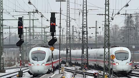 Zwei ICE der Deutschen Bahn fahren nebeneinander am Samstag (10.12.2011) im Bahnhof Augsburg (Schwaben) ein. Mit der Parallelfahrt der beiden Züge nahm die Bahn offiziell die vierspurige Strecke von Augsburg nach München in Betrieb.