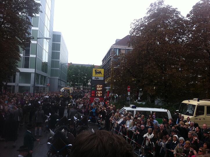 Trotz des Wetters wollen die Münchner dabei sein beim Einzug der Wiesn-Wirte.